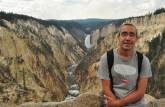 Feliz e impressionado com o Grand Canyon of Yellowstone, no Yellowstone National Park, no Wyoming, nos Estados Unidos